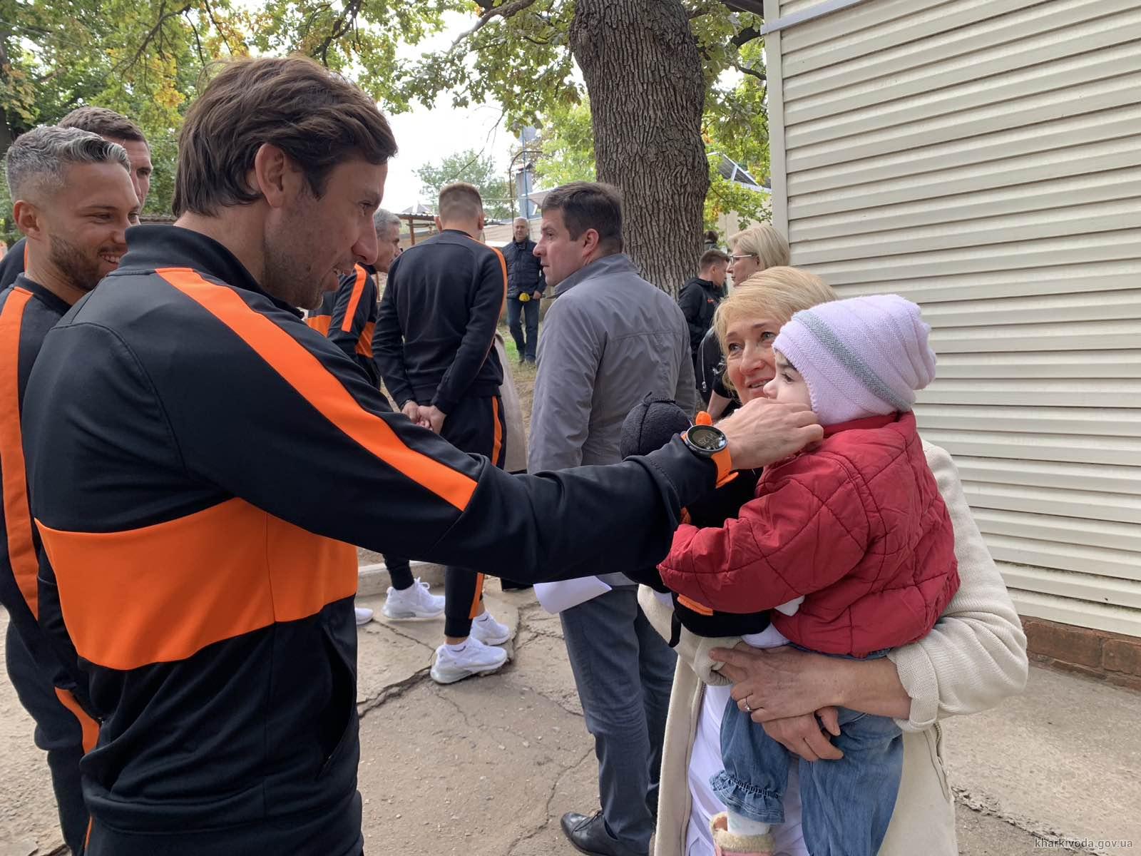 Світлична та гравці &quot;Шахтаря&quot; відвідали будинок дитини &quot;Зелений гай&quot;